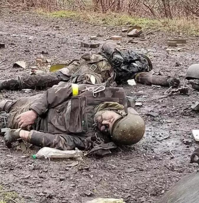 俄军士兵在顿涅茨克康斯坦丁诺夫卡方向打扫战场时的发现，揭开了乌克兰战场最残酷的一