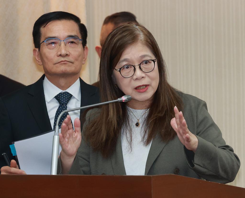 管碧玲喊“海巡在主权就在”，赵少康轰：海水退了，就知道谁没穿裤子大陆船舰常