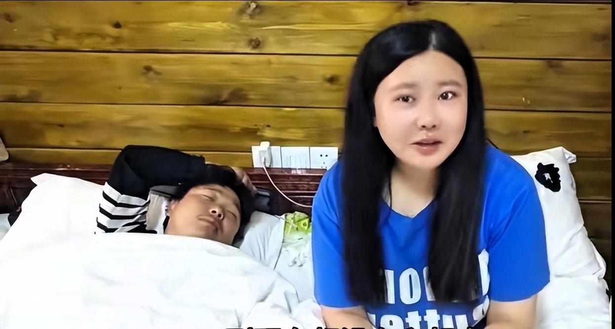 一对骑行的情侣到达拉萨以后，因为实在太累，就在宾馆开了房，大概是长途跋涉太久没洗