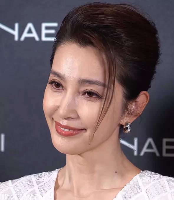 为什么李冰冰现在不拍戏了？原因其实很简单。不是没人请她，也不是她不想拍，而是她的