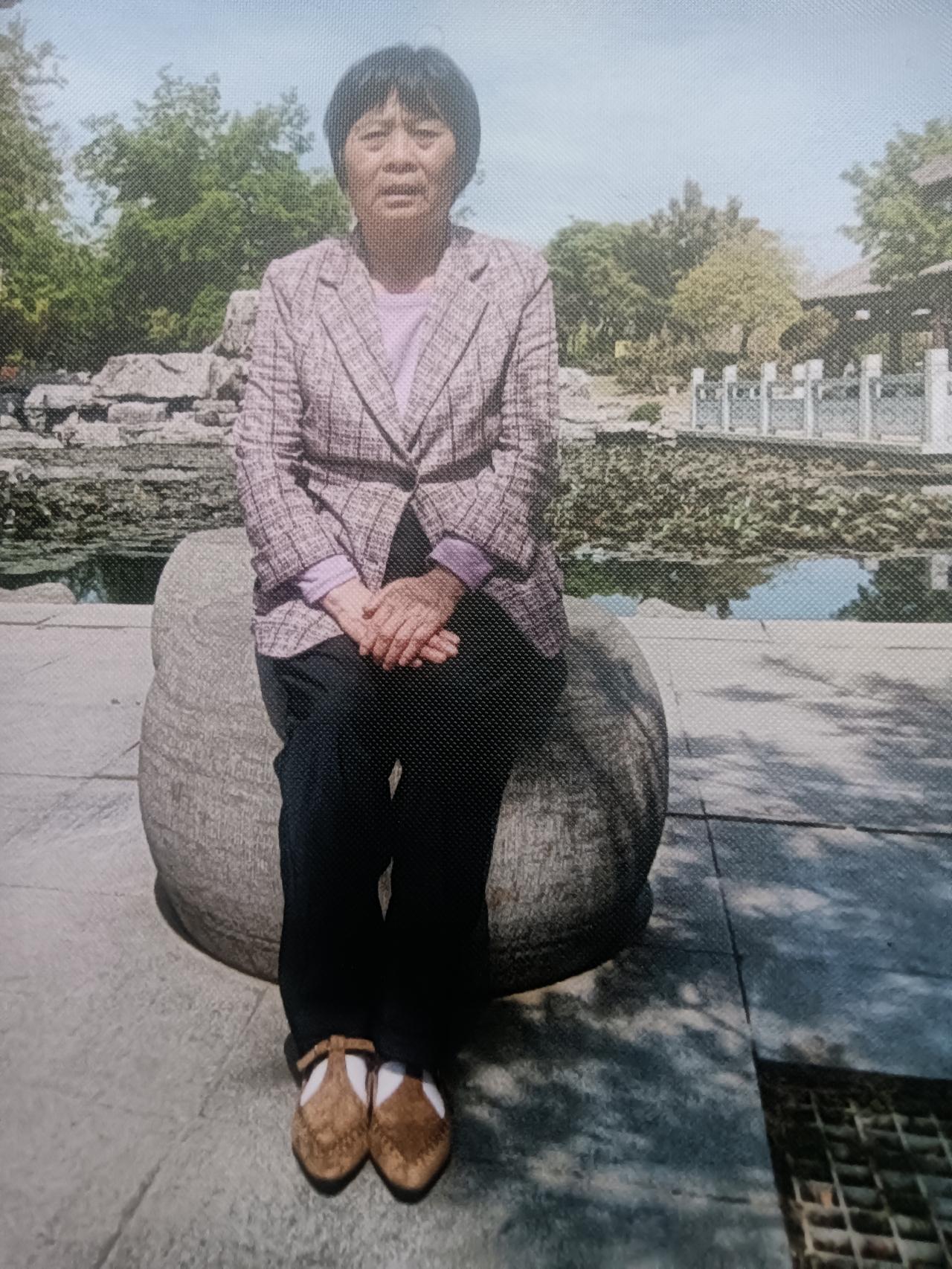 互敬互让藏头诗文/李兴伟互敬互让家道昌，敬祖尊贤德馨扬。互敬礼让事业畅