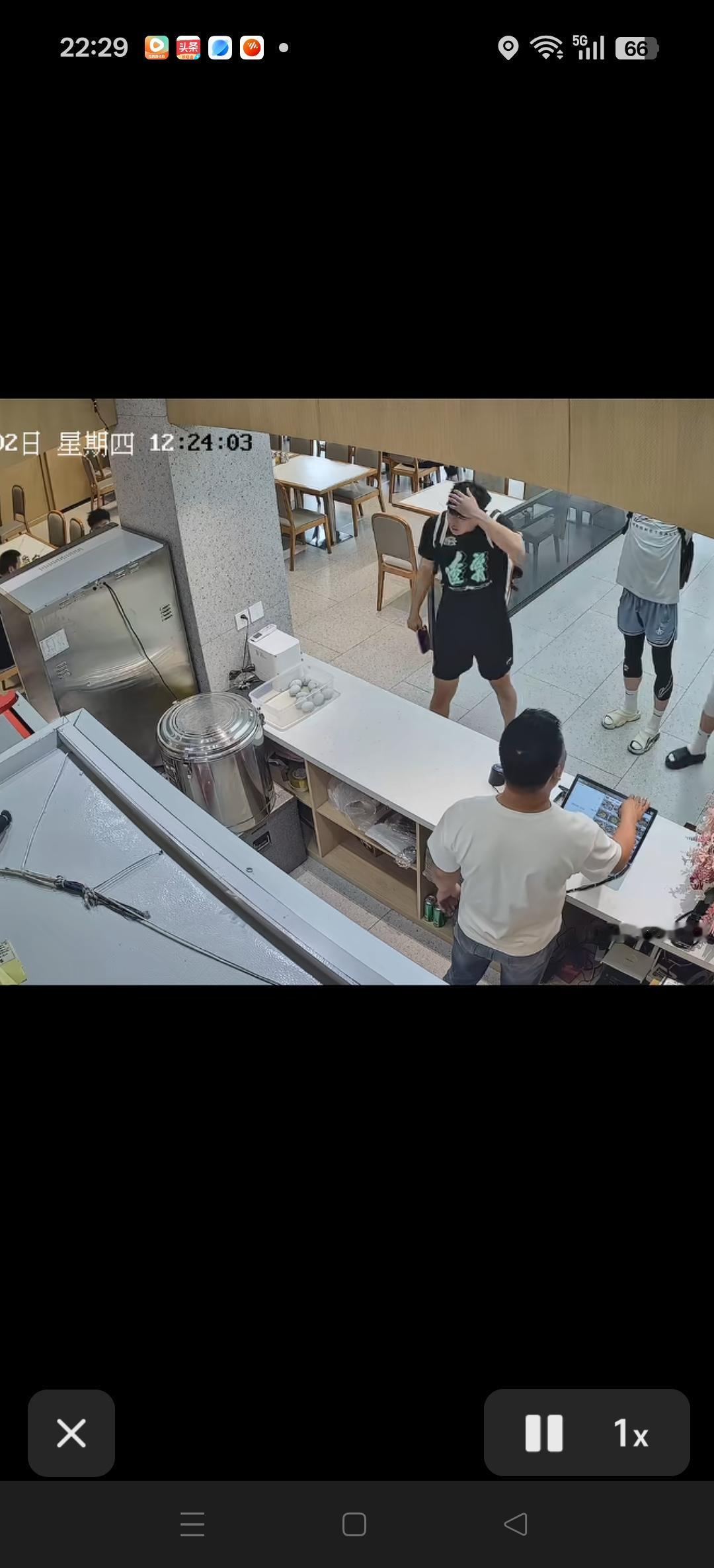 饭店老板拍到认真干饭的李虎翼！辽宁球迷真热情。[比心][比心][赞][赞]