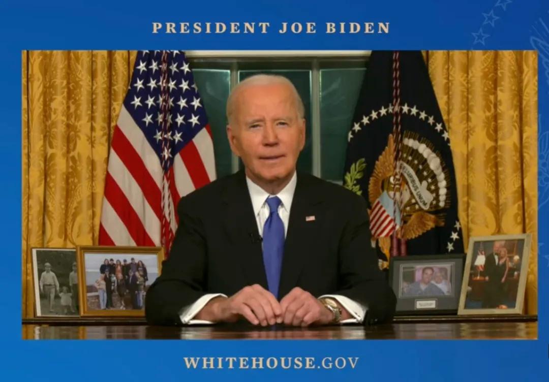 谁能想到，拜登骗了全世界整整4年！任上的他，连登“空军一号”摔3次，频繁口误错