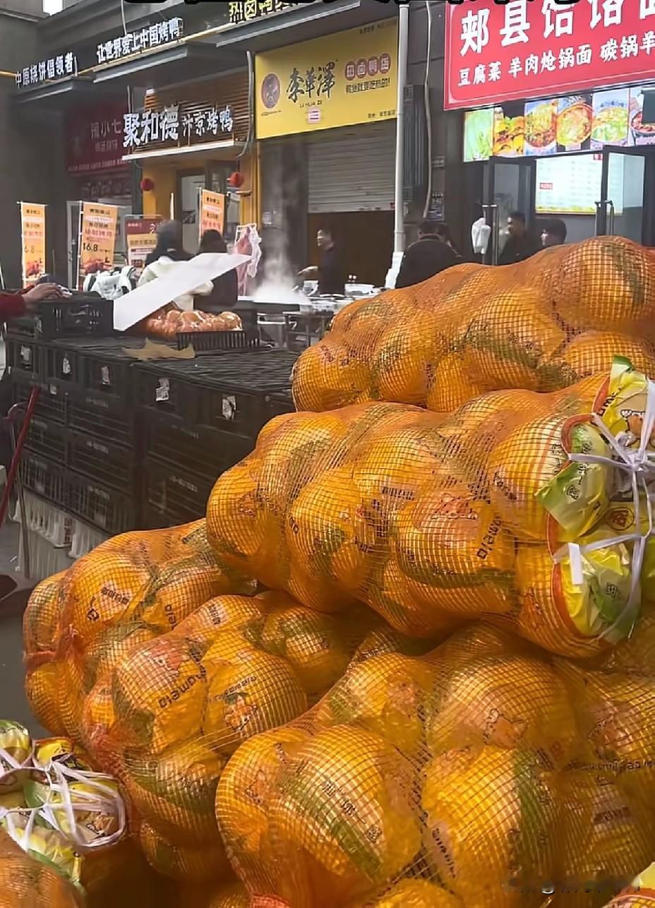 破案了，郑州续面老霍开新店了，他是真不把被马女士起诉当回事。12月2号开庭前会，