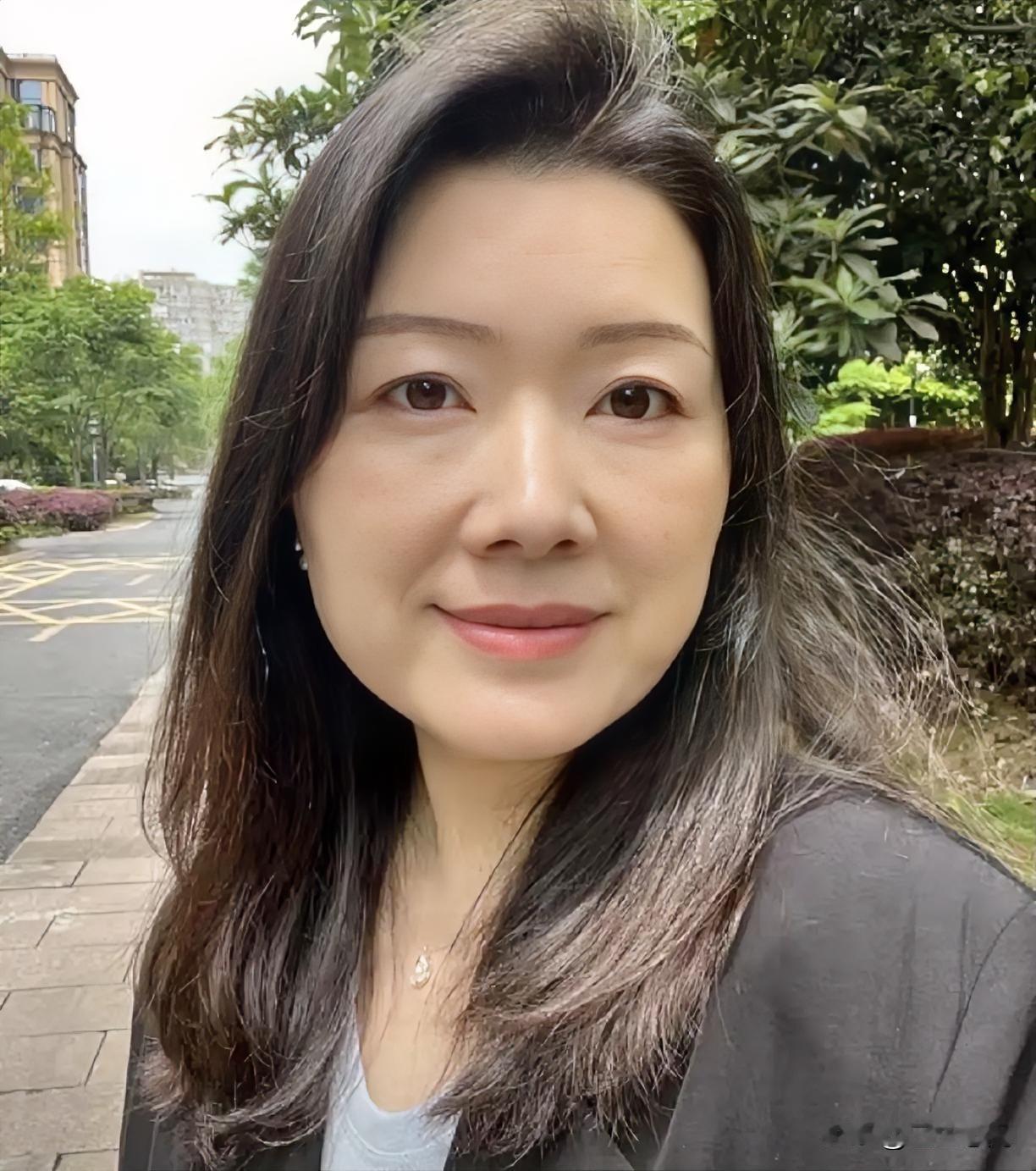 有个女人发文说：“一个女人，想找个陪自己睡觉的男人，其实一点都不难。随便聊聊天，