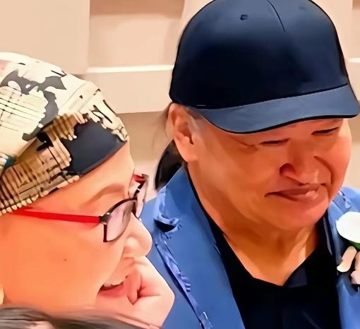女儿出嫁那天，卢璐裹着头巾，刘欢戴着帽子，两口子站一块儿，谁也没摘。外人看是打扮
