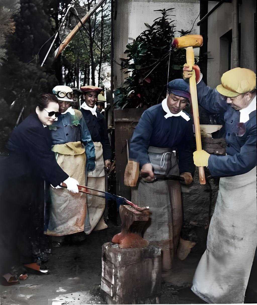这张照片拍摄于1958年11月，拍摄地点是上海宋庆龄先生的家里。动员众人在自家后