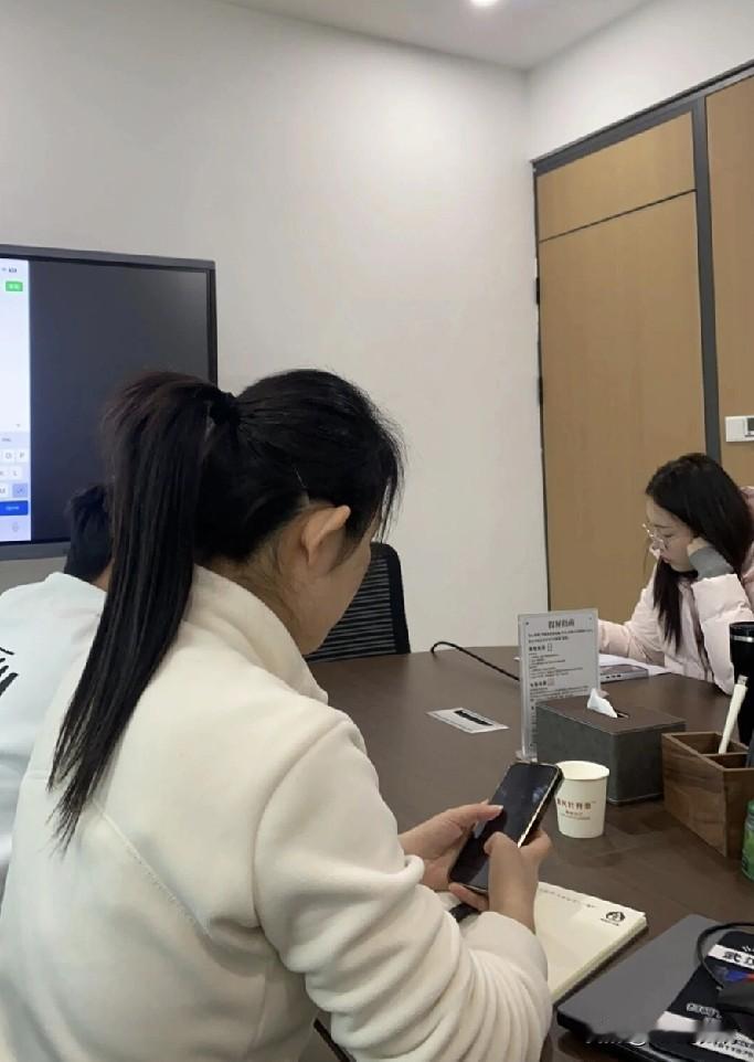 作为一个20年hr老白菜，奉劝各位打工人同胞一句掏心窝子的话：一定要趁年轻，有资