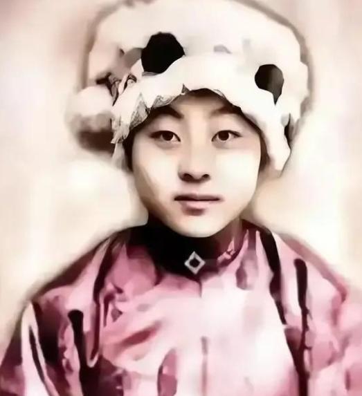 1943年，女土匪吕芪见很多男人垂涎自己的美颜，竟然说：“想和我睡觉不难，我不