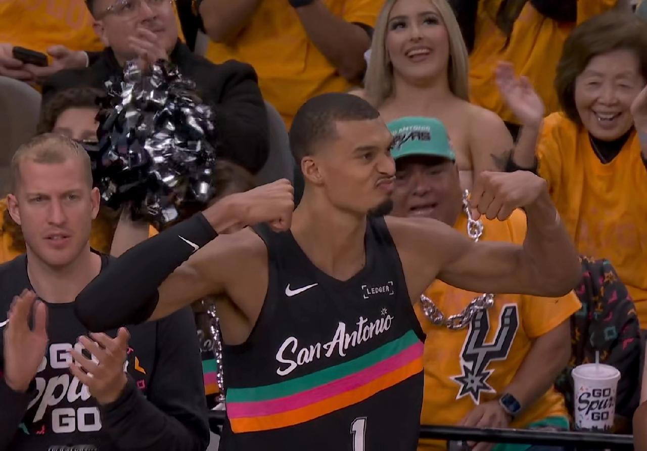 文班亚马：2.26米的得分后卫怕不怕？在马刺击溃开拓者取得季后赛开门红的首场