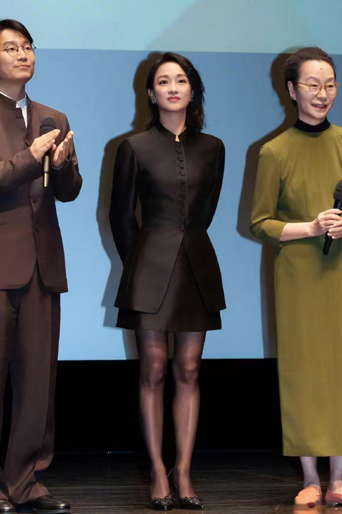 周迅还是那个周迅年龄会长，头发会白，但她站在那里，依然让人觉得“周迅还是周迅”