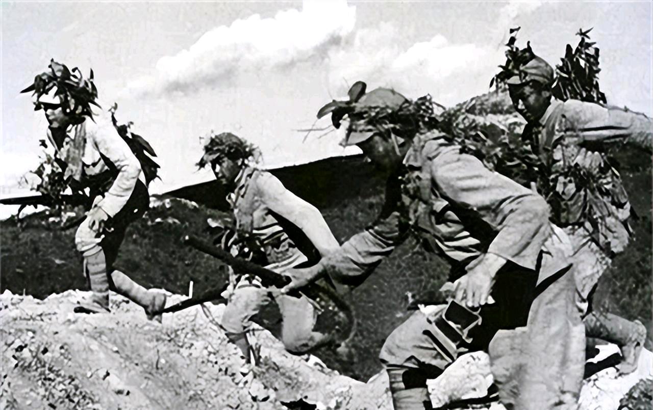 抗战那几年，散在各处的游击队也摸出一个门道：要是只打仓库、不占县城，伪军多半睁只