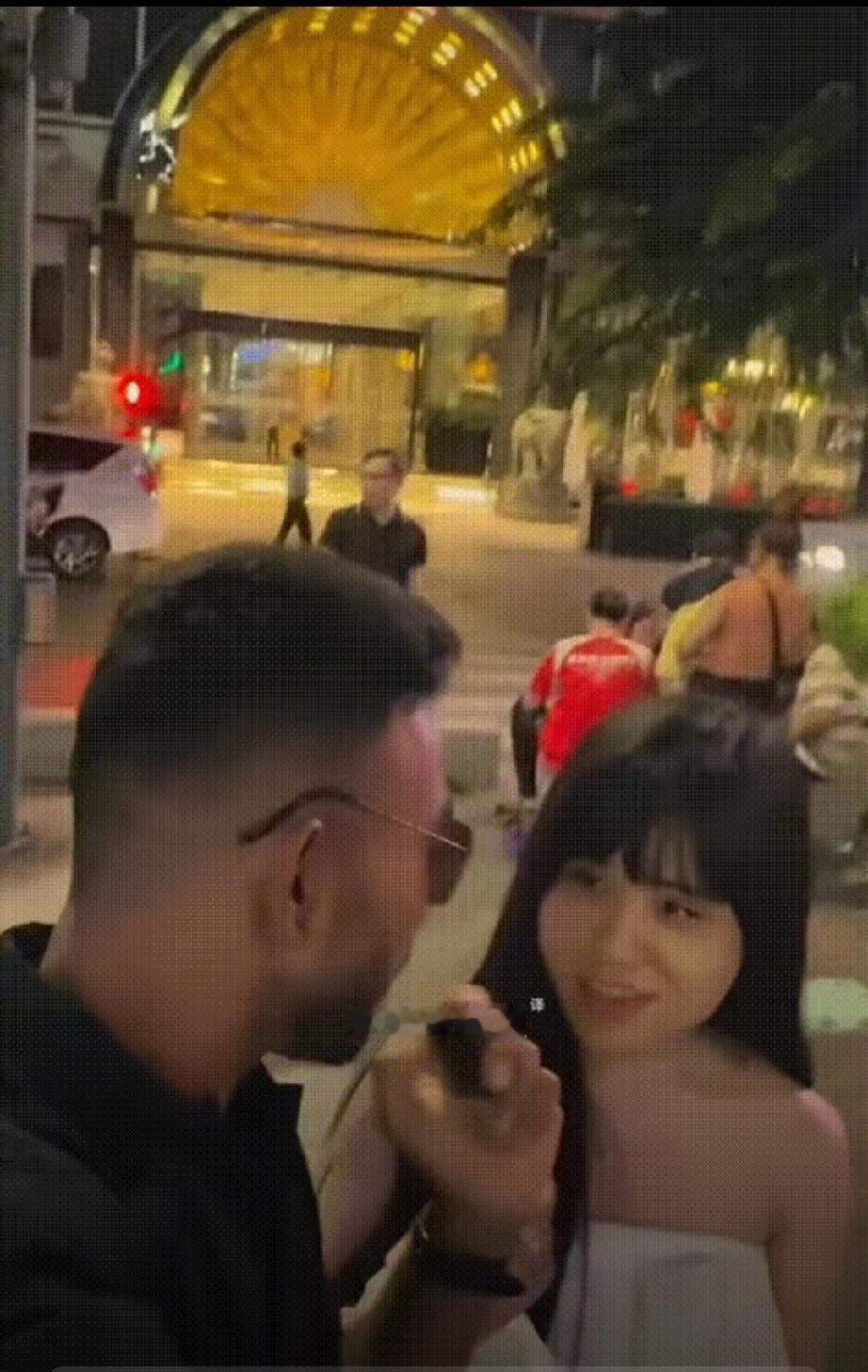 越南表妹比我们很多跪族清醒多了。印度三哥街头聊越南表妹，开始女孩很热情的回答三