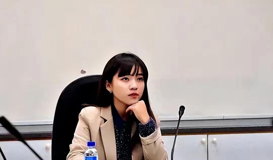 黄捷肯定得了失心疯，竟然昨天在赶赴云林县陪同罢免国民党立委团体扫街时说，国民党昨