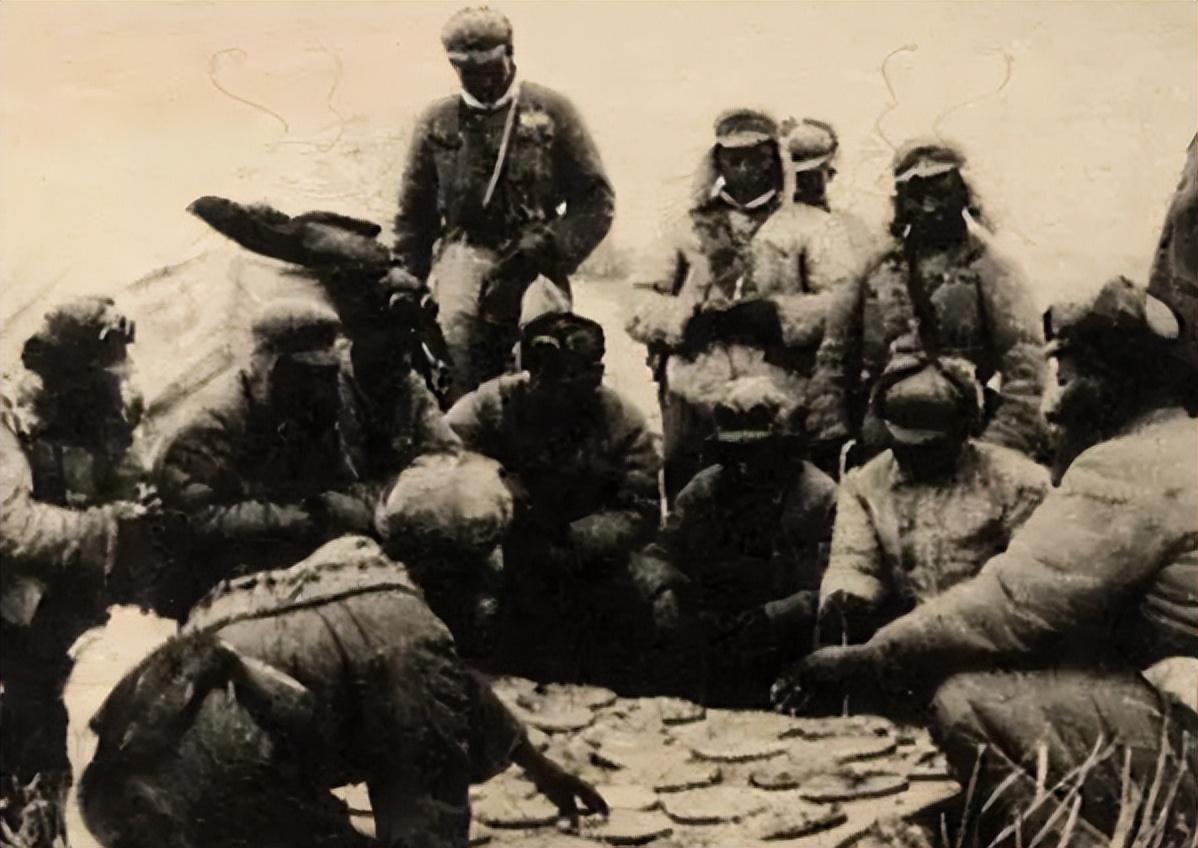 108人对700多人，弹尽粮绝、援兵未到。已经守了四十天，战士们开始准备最后的拼