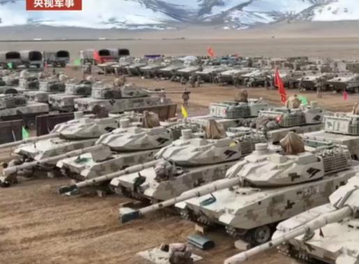 外媒报道消息，我国重型合成旅已经出现在中印边境敏感地区附近。一眼看去，全部都是清