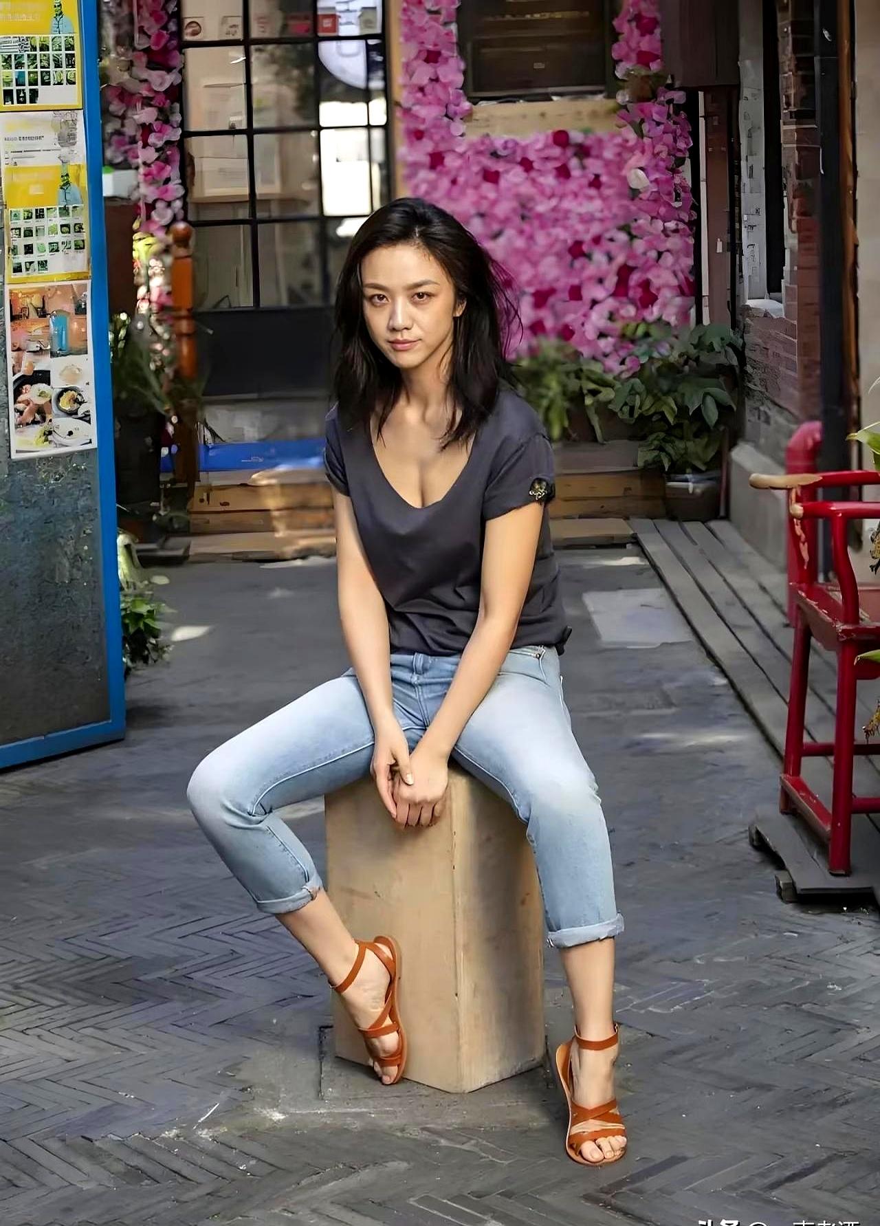 45岁像25岁，她怎么做到的机场素颜照一出，韩国网友直接炸锅：这皮肤紧致