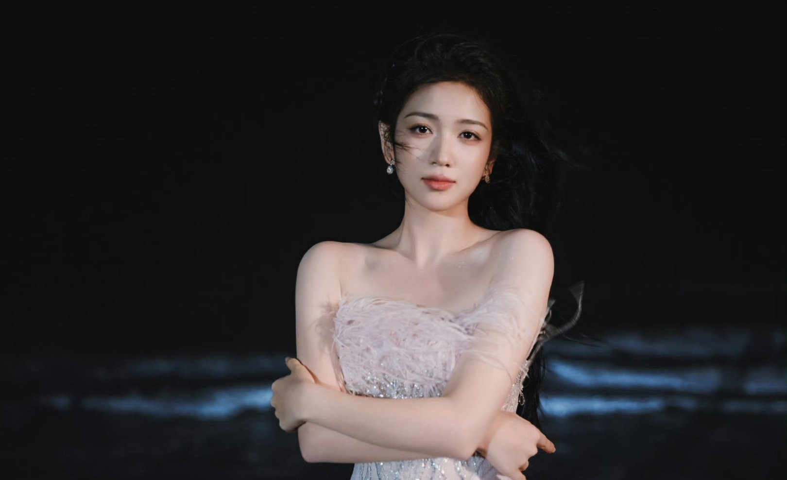 近期《我家那闺女》热播，代露娃一句真心话回忆杀瞬间刷屏：“陪你去试戏，你没试上，我进公司了。”短短一