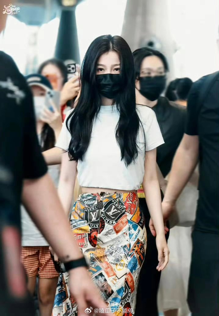 虞书欣吉隆坡机场出发路透，好漂亮