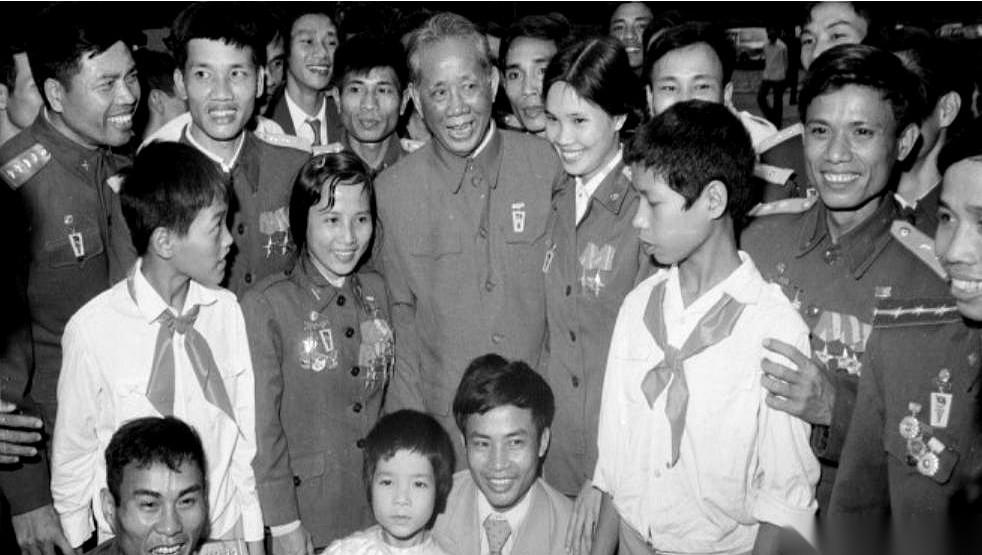1979年3月5日，河内。国防部的人脚步很急，几乎是撞开门冲进黎笋的办公室。桌