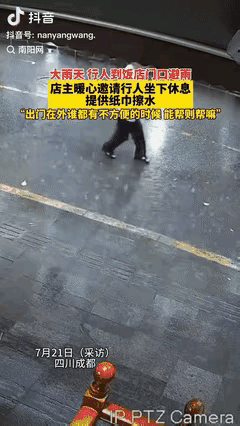 “格局打开了！”在四川成都，夏季的雨很急，很多路上的行人都会快速找到避雨的地方，