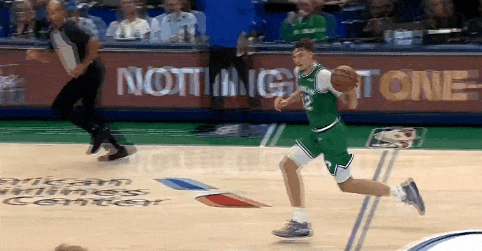 新科状元弗拉格真是太猖狂了！在独行侠对阵猛龙的第三节比赛中，弗拉格三分线外接