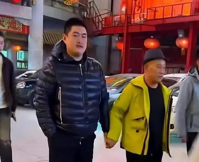 赵大牛零下二十度在沈阳片场蹲三天，靠递烟请教老戏骨换来加戏机会。乡爱17刚开机