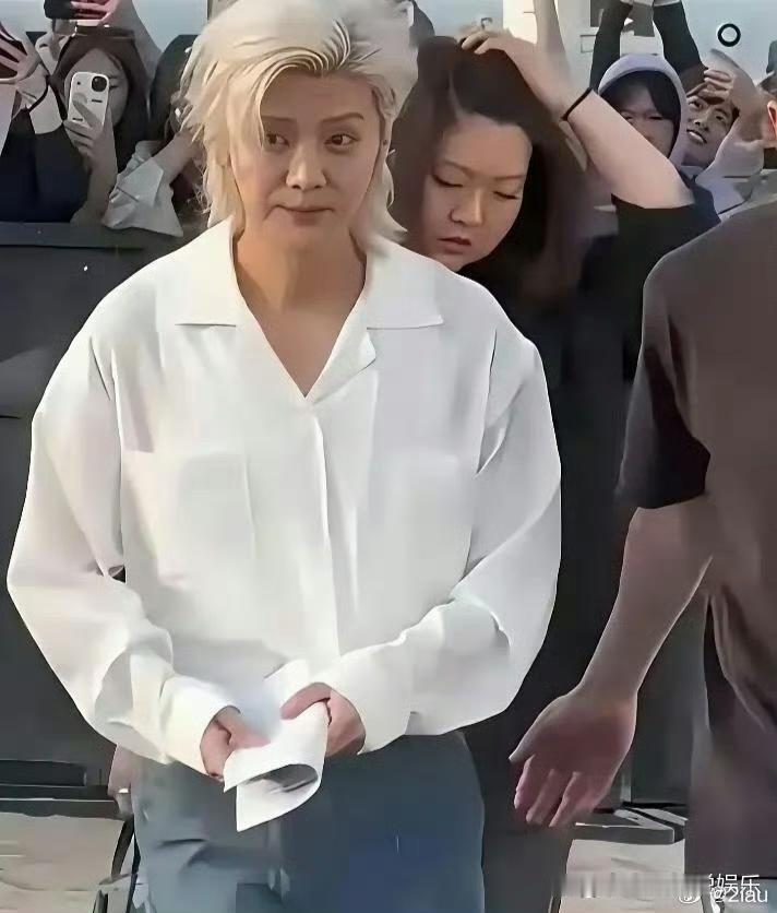 刷到鹿晗最新活动生图，第一眼差点没认出来。一头浅白长发软乎乎披在肩头，发尾还带点