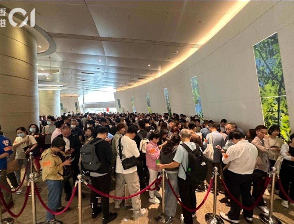 香港红磡首岸开盘，今天7000多人抢210套房，已经全部抢完，有人直接5800万