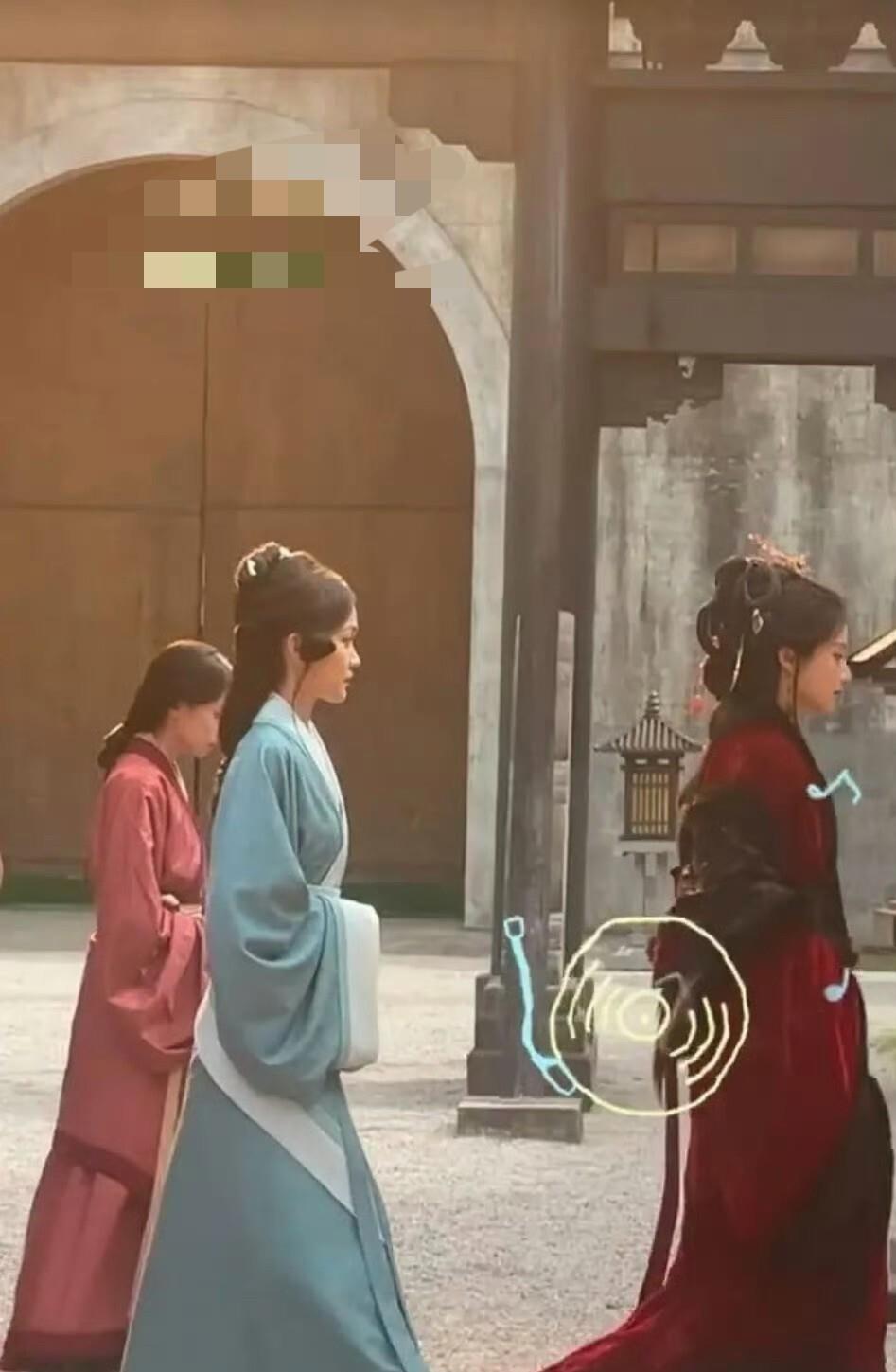 卢昱晓在《刺棠》里演的是从名相之女一步步走到后位的苏落薇，可镜头里的她含胸驼背、