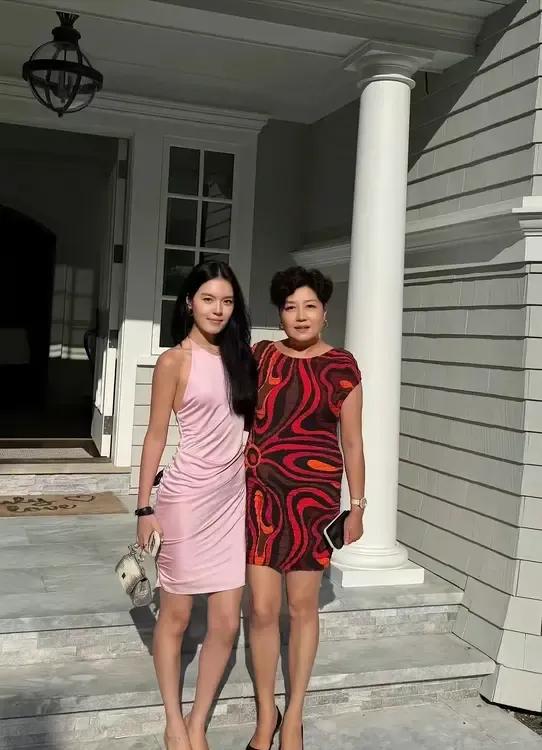 哈文分享与女儿法图麦在豪华别墅门前同框照，母女俩装扮奢华得体，哈文在评论区感慨引