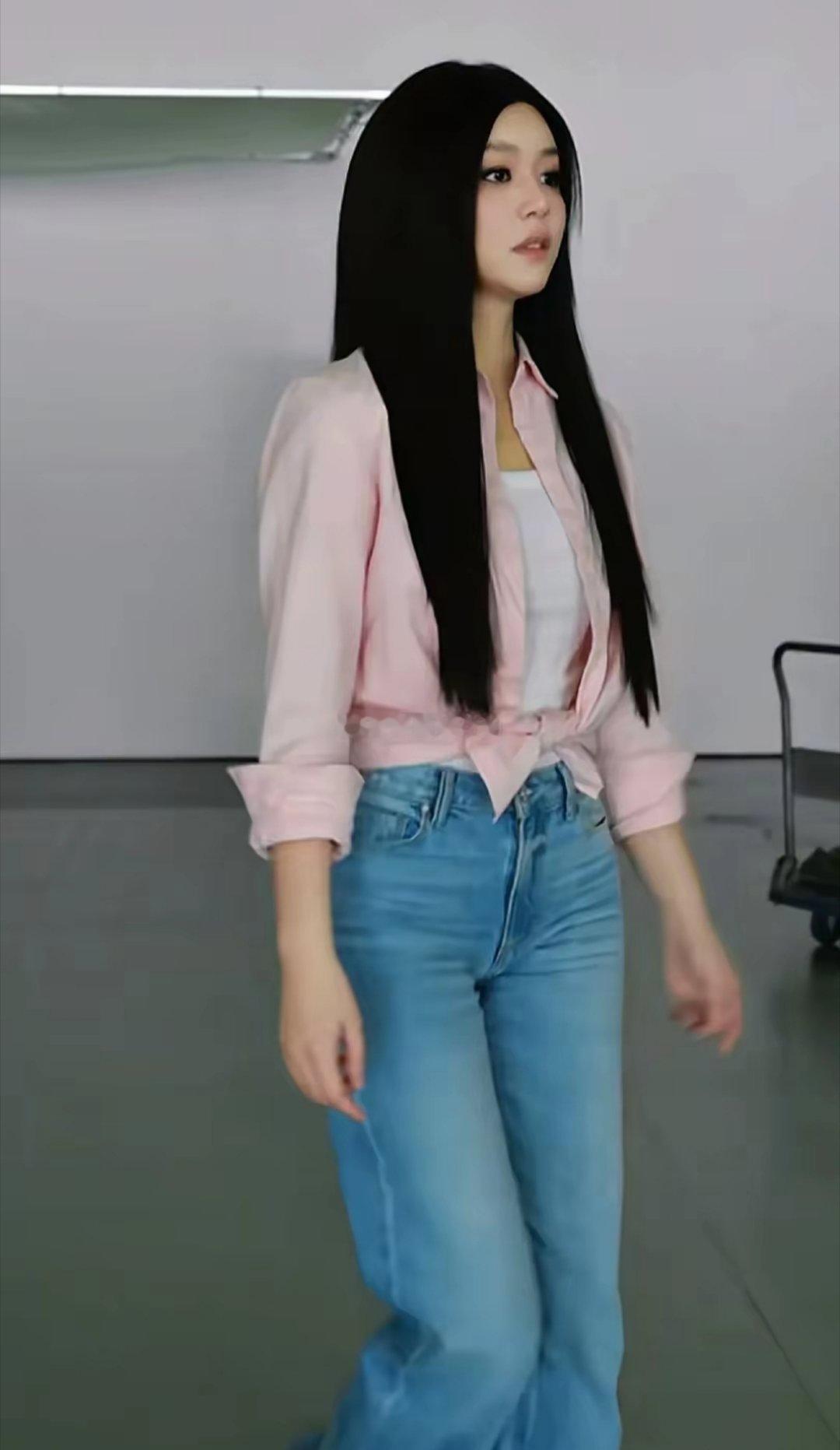 42岁的陈妍希黑长直发型尽显温婉气质，搭配简约衬衫与牛仔裤，风格时髦又不失随性。