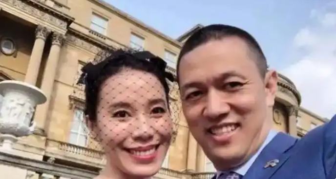 太接地气了：李斌带着老婆逛超市买菜不管怎么说，李斌好歹也是一个亿万富翁吧，你