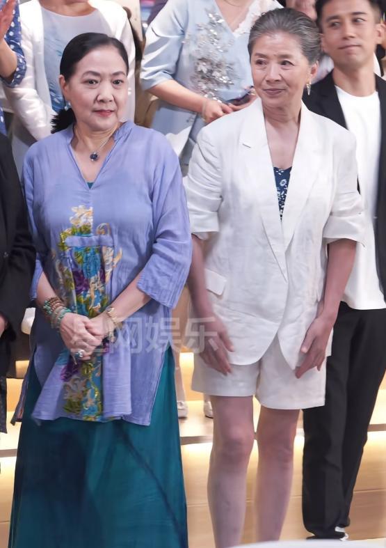 家人们，看了沈丹萍和迟蓬同框的照片，我算是知道啥叫“人靠衣装”了！同样65、66