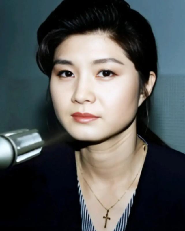 转机通道里，一个年轻女人平静地走下飞机。她手里少了一件行李，那件行李被留在她刚才