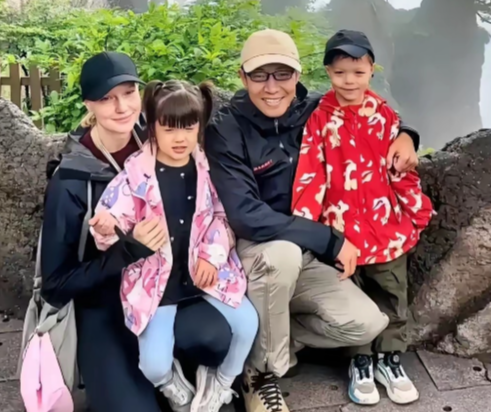 主持人对撒贝宁说："很多人羡慕你有一对双胞胎！"撒贝宁摆摆手："不要羡慕，双胞