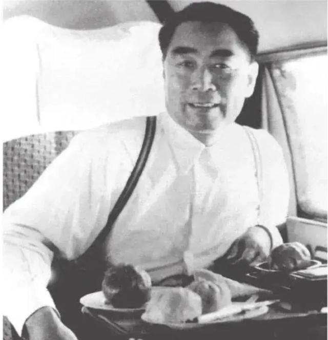 1968年一个深夜，周恩来刚躺床上，准备睡觉。警卫员关了灯，正要走出房间，总理突