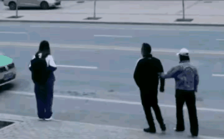 这个出租车司机太给力了！路边一个背书包的女学生正踮着脚盼出租车，冻得小手来回搓