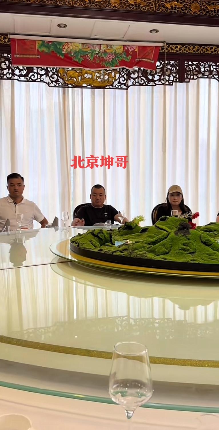 北京坤哥，这排场真的不小，他在五星级酒店高端VIP包间坐着，屋内随处可见描金木格