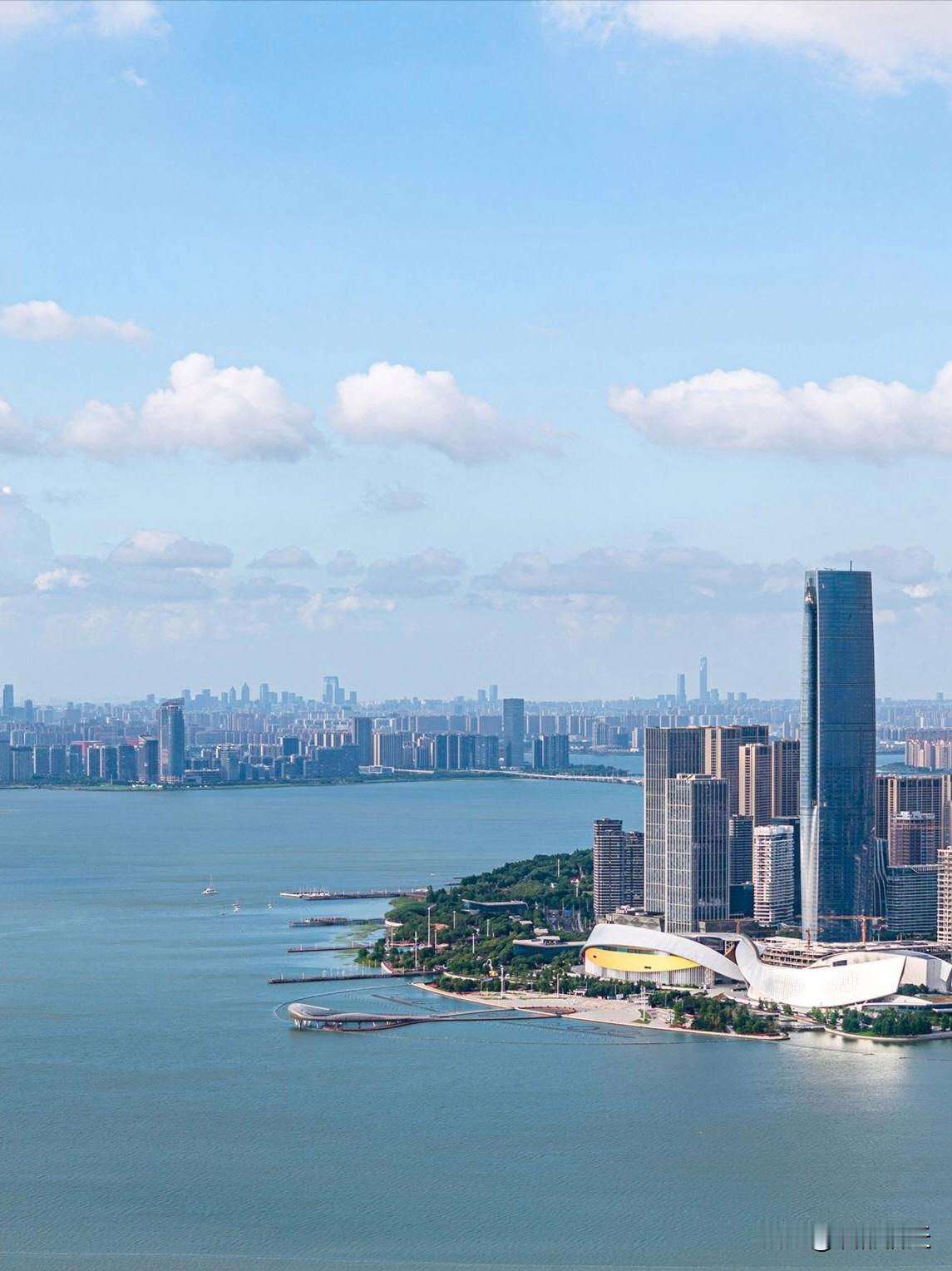 在普通地级市中，称苏州市的城建规模为“天花板”，丝毫不为过！这里高楼大厦与现代化