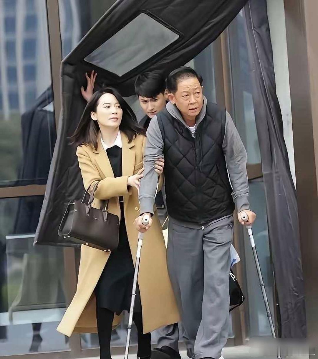 王志文都这样了，身边还是美女不断啊