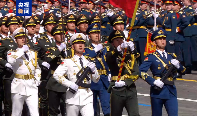 中国给足了俄面子,102位官兵霸气登场,助普京打破西方政治封锁