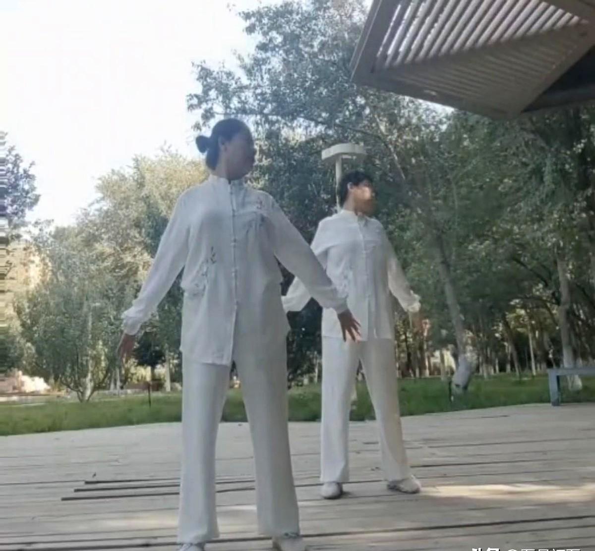 “身体像生锈的门轴，一动就嘎吱响。”——晨练群里，35岁的程序员李响连第一遍八段