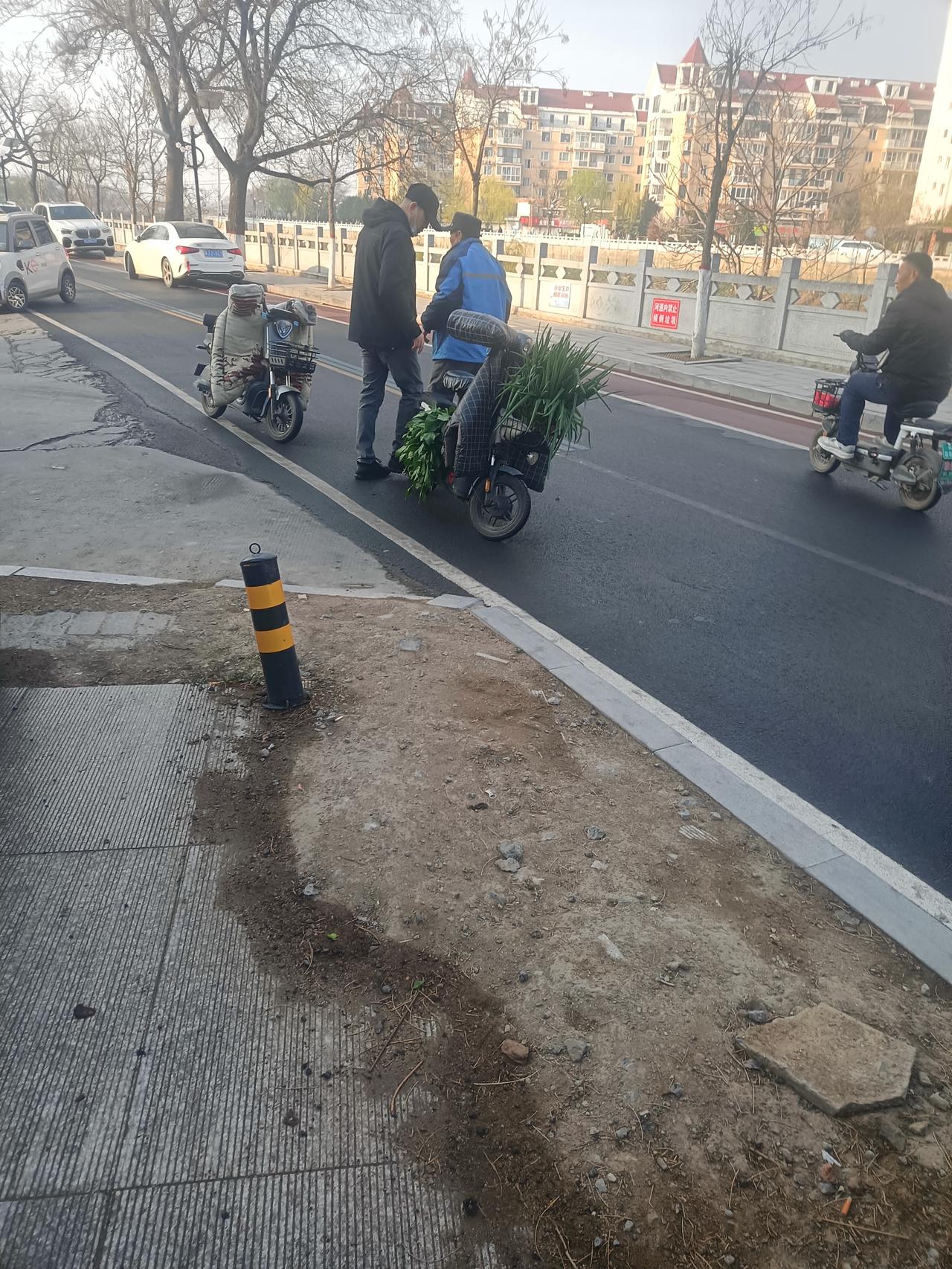 早上遛弯，在路边遇到父子俩。俩人的对话很简单，也就三五分钟，却让我感触颇深。