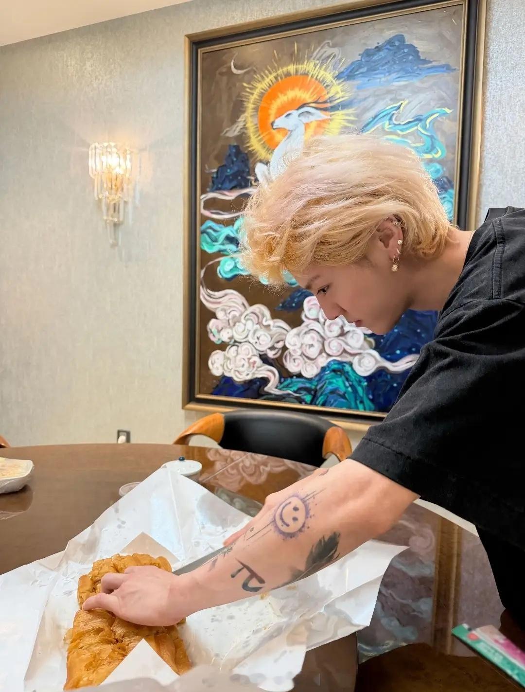 鹿晗休假回北京豪宅，膝盖伤疤明显还有囊肿，分手传闻后旧伤复发！