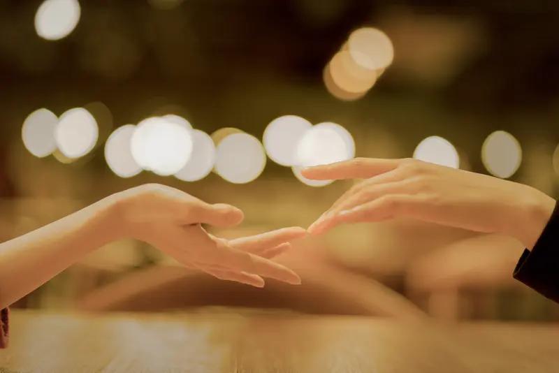已婚的中年人，如果经济宽裕、生活顺风顺水，对婚姻外的异性就毫无兴趣了，对他们的暧