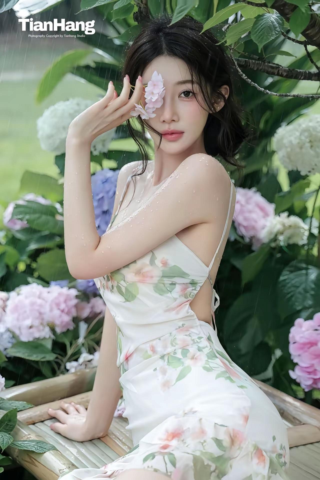 一个女孩在花丛中优雅地坐着。上联：酒里忧愁少，请高手对下联瑜伽中什么姿势拍照更