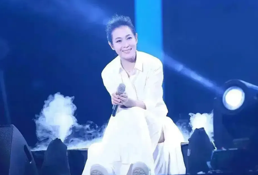 56岁的刘若英，再次给了女人们一个提醒。不管你有多好的工作，家底有多厚，都