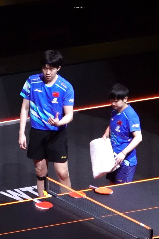 这个好可爱捏！头头下意识指咪让咪选但又自己先选了那边咪看到哥哥选了那边就跟着