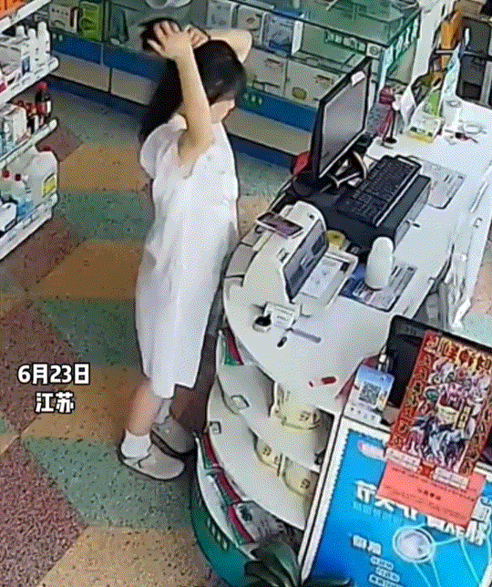 笑不活了。江苏，一女店员看见老板来店里视察工作，她不但没有显得紧张拘束，反倒调皮